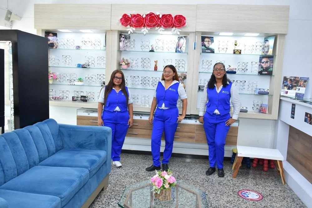 Equipo de Medical Óptica en su sede